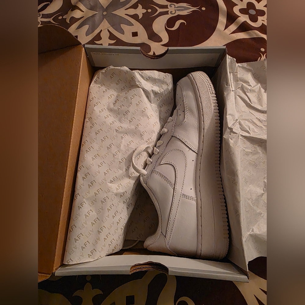 EUC NIKE Air Force 1 White Kids' Sneakers - Picture 3 of 7